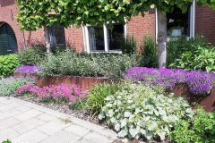 Project tuin Roermond met lariks overkapping en cortenstaal
